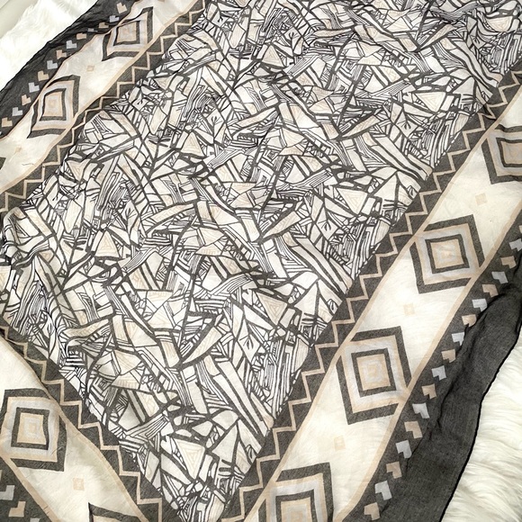 Loft Abstract Gauzy Scarf 🧣 Black and Peach - Picture 4 of 10